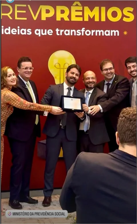 Fernando Guilhoto recebendo reconhecimento em premiação