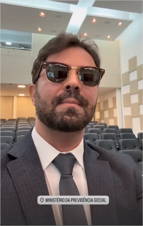 Fernando Guilhoto em um auditório do Ministério da Previdência Social